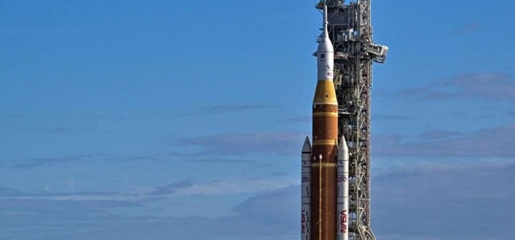 fusée - La méga fusée de la NASA arrive sur la plateforme de lancement pour la mission Artemis II