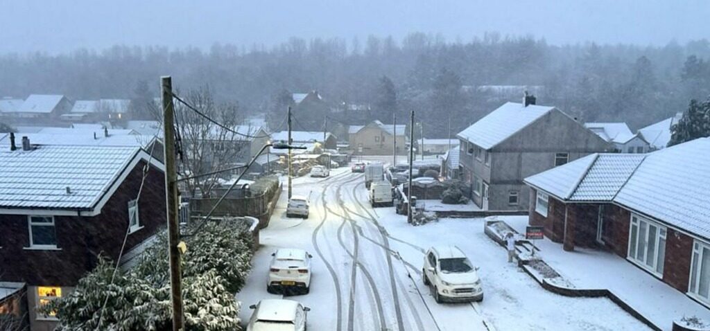tempête - La tempête Goretti apporte des vents à 99 mph et de la neige, 65 000 foyers privés d'électricité