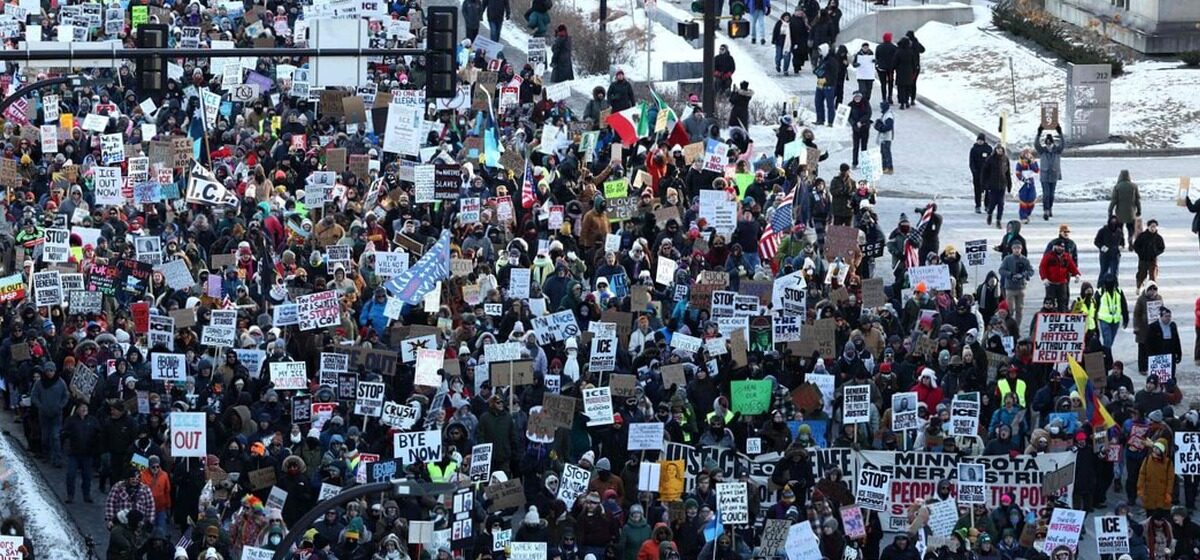 manifestants - Raids de l'ICE : Des milliers de manifestants se rassemblent dans les rues de Minneapolis