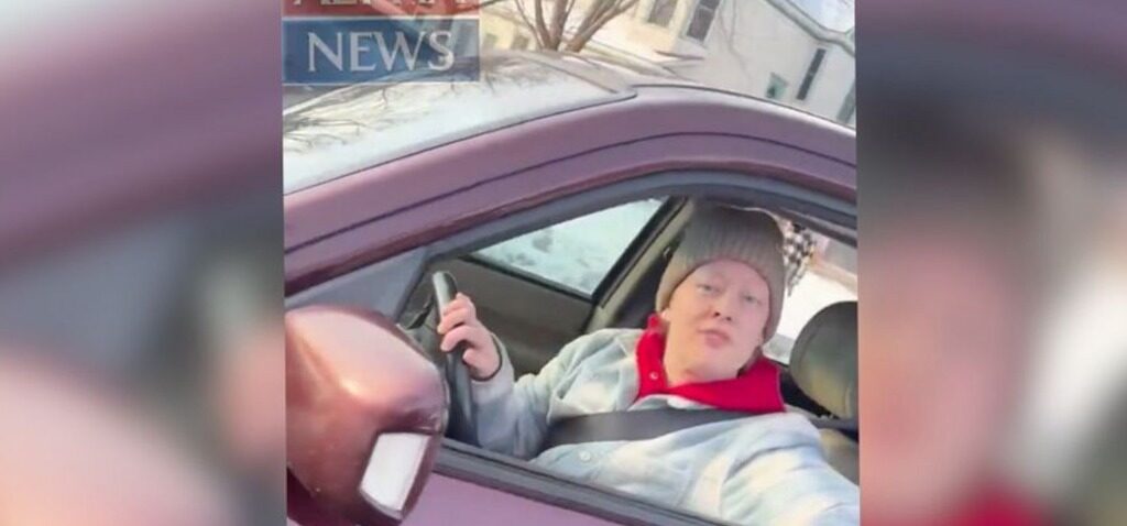 fusillade - Une vidéo émerge du tournage d'une fusillade à Minneapolis filmée par un agent des glaces ayant ouvert le feu