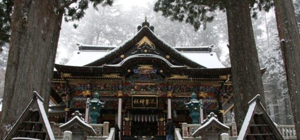 personnes - Plus de 100 personnes passent la nuit dans un sanctuaire au Japon en raison de fortes chutes de neige