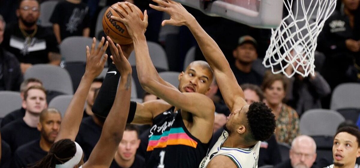 Wembanyama - « On Peut Battre Tout Le Monde » : Victor Wembanyama, irrésistible, mène les Spurs à la victoire contre les Bucks d'Antetokounmpo