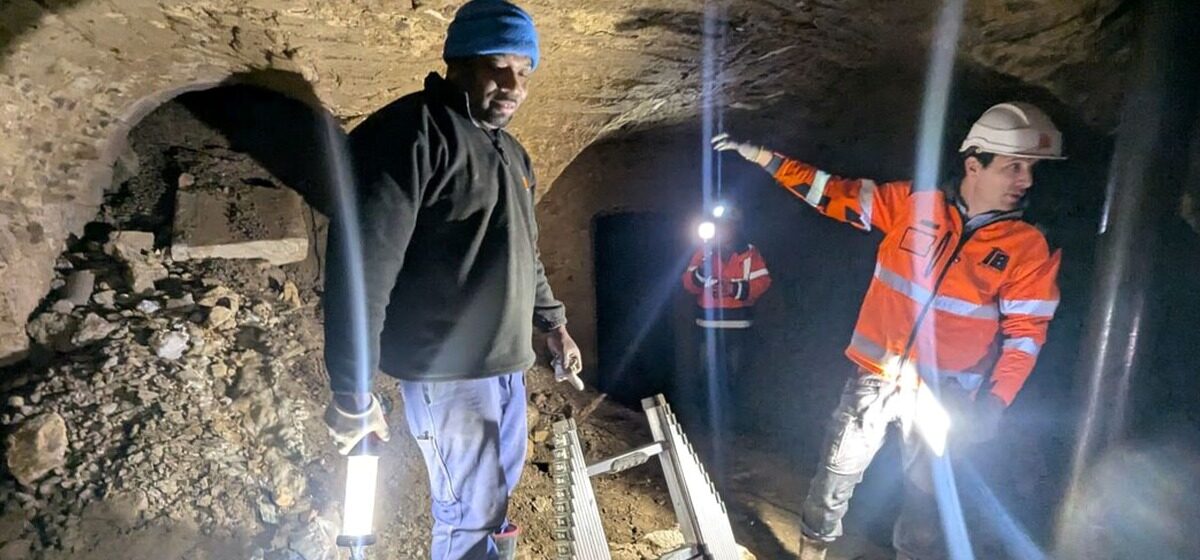 bâtiment - Des ouvriers construisent un bâtiment à Limoges… au-dessus d’un sol en gruyère et d’un ancien aqueduc romain.