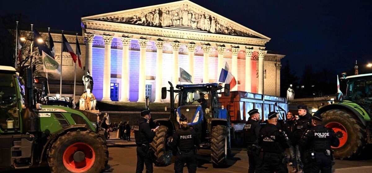 Tracteurs - Colère Agricole : Les Tracteurs de la FNSEA Vont « Rester Pour La Nuit » Devant L'Assemblée Nationale