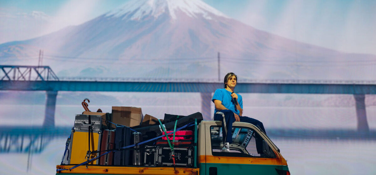 concert - Tournée d'Orelsan : à Caen, un concert impressionnant mêlant maison japonaise, cascades et vidéos grandioses