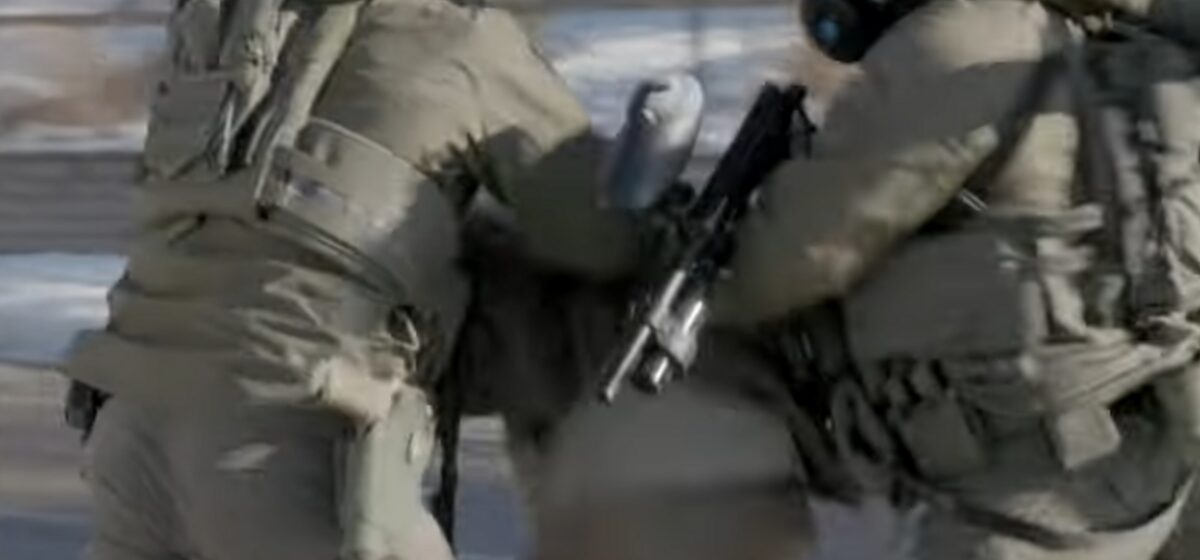 Alex - De nouvelles vidéos révèlent une altercation physique entre Alex Pretti et des agents de l'immigration 11 jours avant sa mort