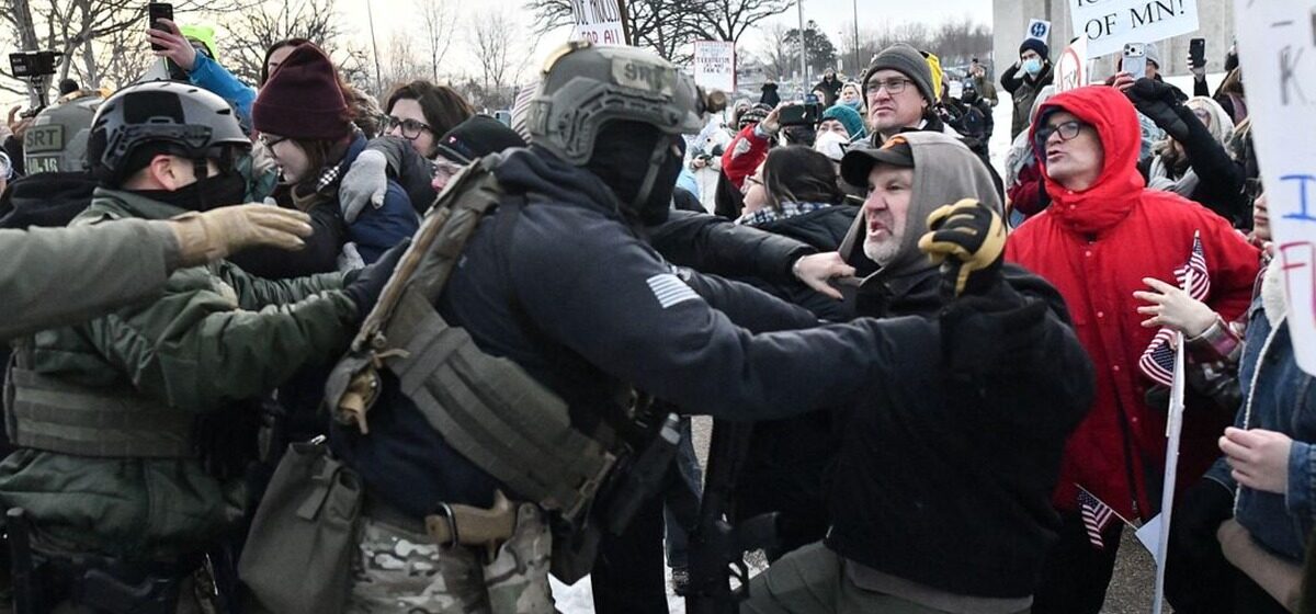 Médecin - « Je M’en Fous » : Un Médecin Empêché D’Apporter Secours à La Femme Abattue à Minneapolis Par La Police De L’Immigration