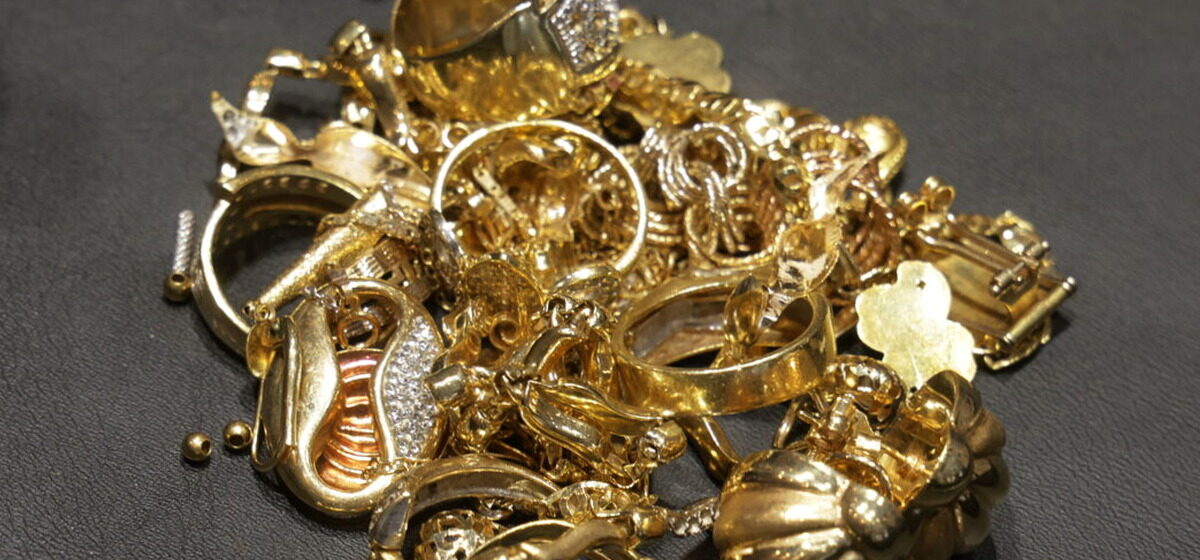 Bijoux - Arnaque aux Faux Bijoux en Or : Comment Quatre Hommes Ont Simulé une Panne sur l’A15 pour Escroquer