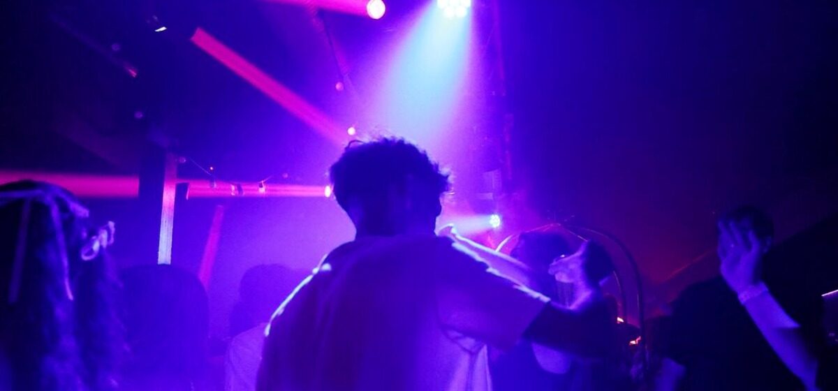 incendie - « Je ne vais pas m’empêcher de sortir » : Après l’incendie de Crans-Montana, des jeunes partagent leurs émotions et leur fatalisme