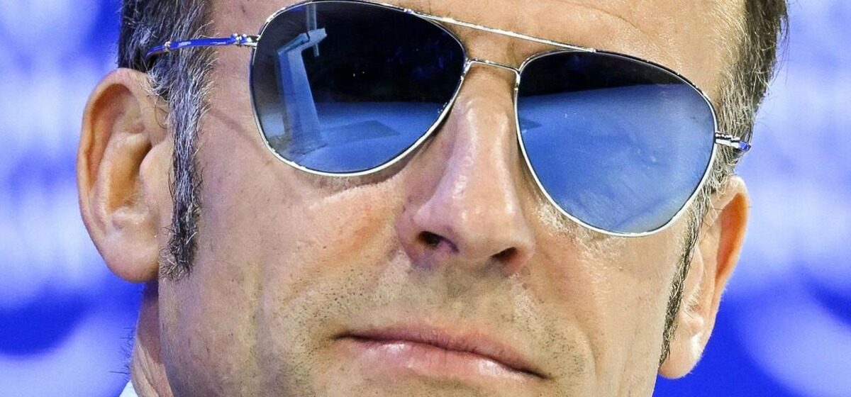 Macron - Emmanuel Macron à Davos avec des lunettes de soleil : le président français attire l'attention des médias internationaux
