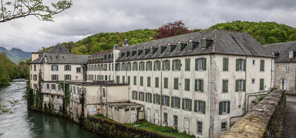 école - Violences sexuelles à l'école : l'institut Bétharram, visé par plus de 200 plaintes, va fermer.