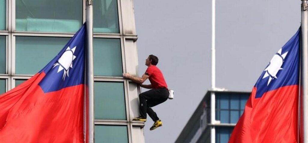 Alex - L'escaladeur Alex Honnold grimpe un gratte-ciel de 101 étages sans équipement de sécurité