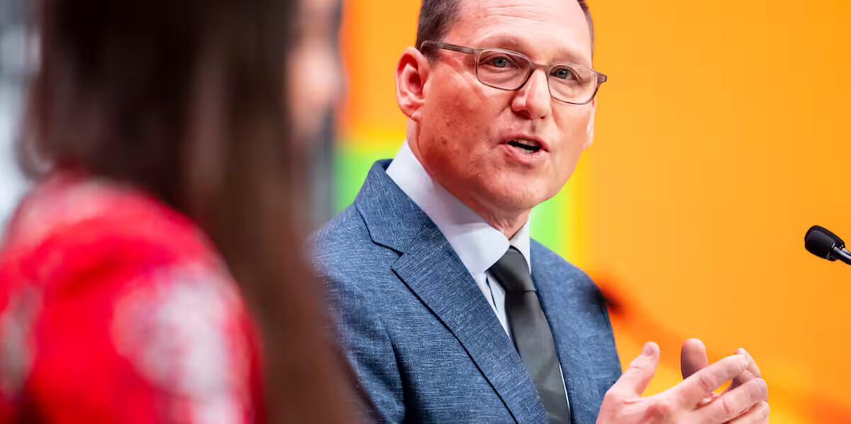 candidat - Avi Lewis, candidat à la direction du Npd, s'attaque aux centres de données d'IA