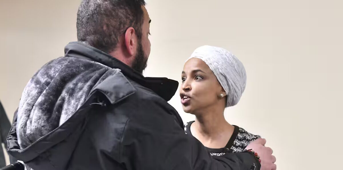 députée - Un homme asperge la députée américaine Ilhan Omar avec une substance inconnue lors d'une réunion publique