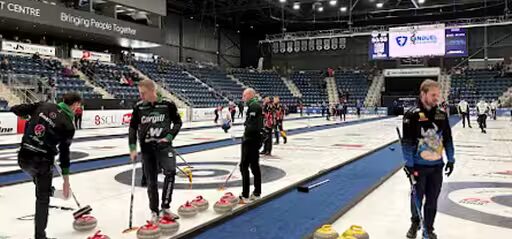 Curleurs - Les Meilleurs Curleurs du Monde en Compétition sur la Glace de Steinbach lors de l'Événement Grand Slam