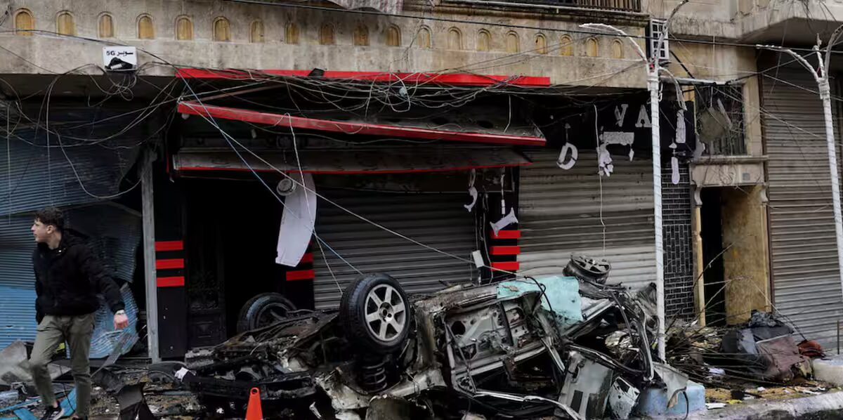 Alep - Les résidents et les premiers intervenants entrent dans la ville dévastée d'Alep après des jours de combats meurtriers