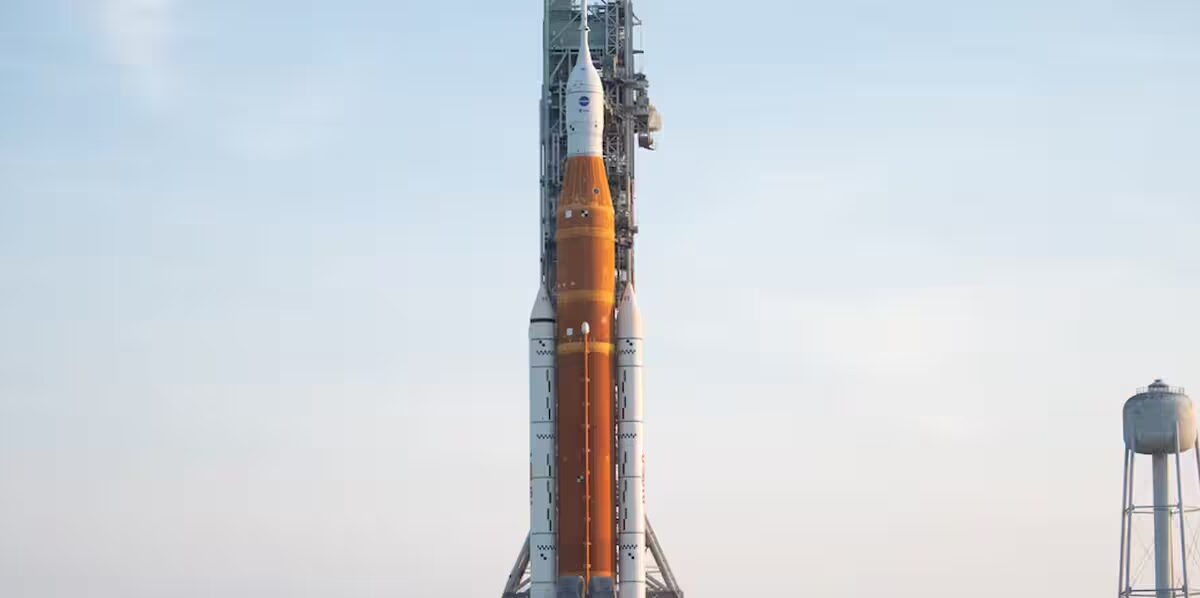 fusée - La NASA déploie un immense fusée avant la mission lunaire des astronautes