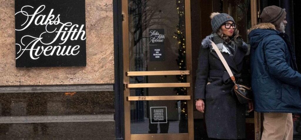 Saks - « Rupture de stock : Que s'est-il passé chez le détaillant de luxe Saks ? »