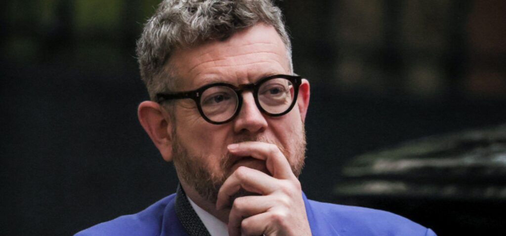 responsable - Ancien responsable des communications du Parti travailliste suspendu en raison de liens avec un délinquant sexuel