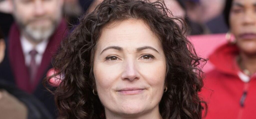 Gorton - Le Parti travailliste choisit Angeliki Stogia pour l'élection partielle de Gorton