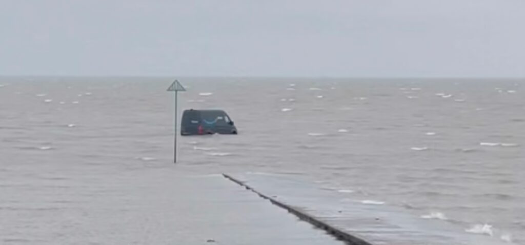 livraison - Fourgonnette de livraison 'coincée sur le chemin de boue le plus dangereux'