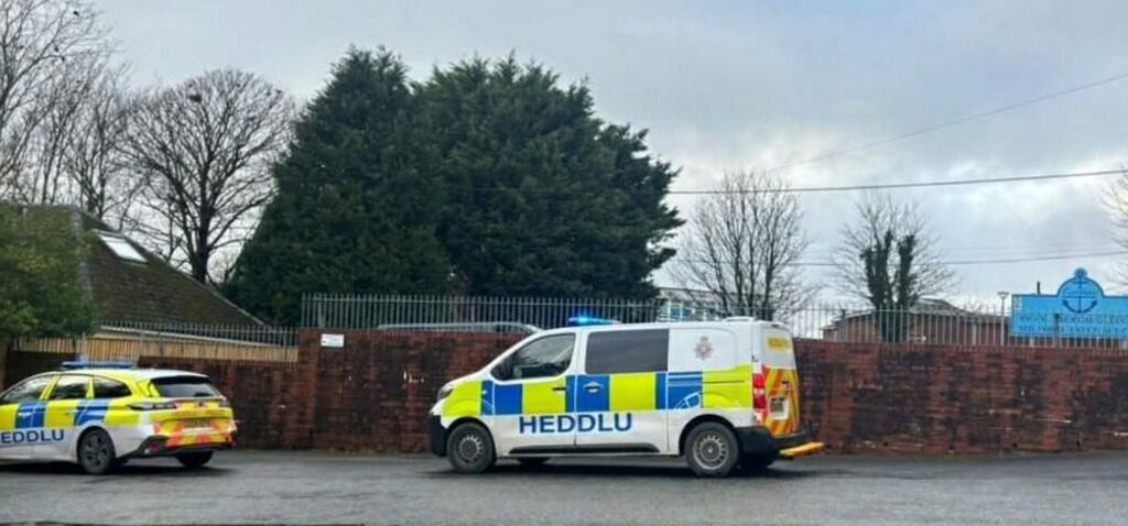 garçon - Un garçon accusé de coups et blessures graves après qu'un enseignant a été blessé à l'école