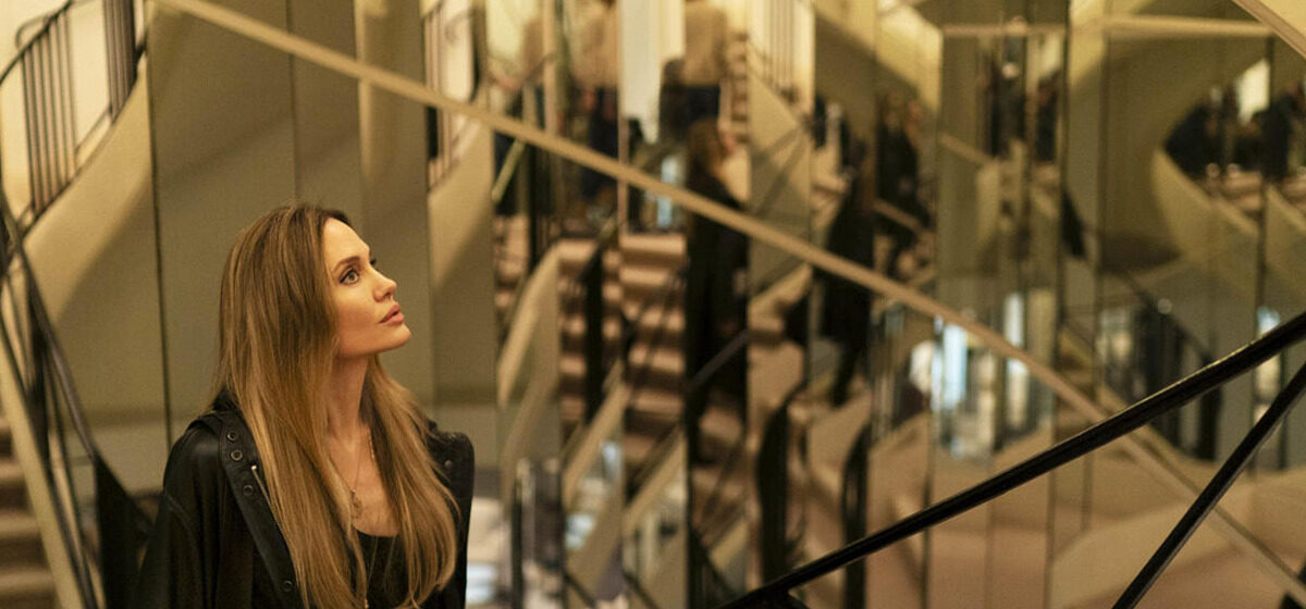 mode - « Coutures : Avec Angelina Jolie et Ella Rumpf, la mode décomposée en puzzle »