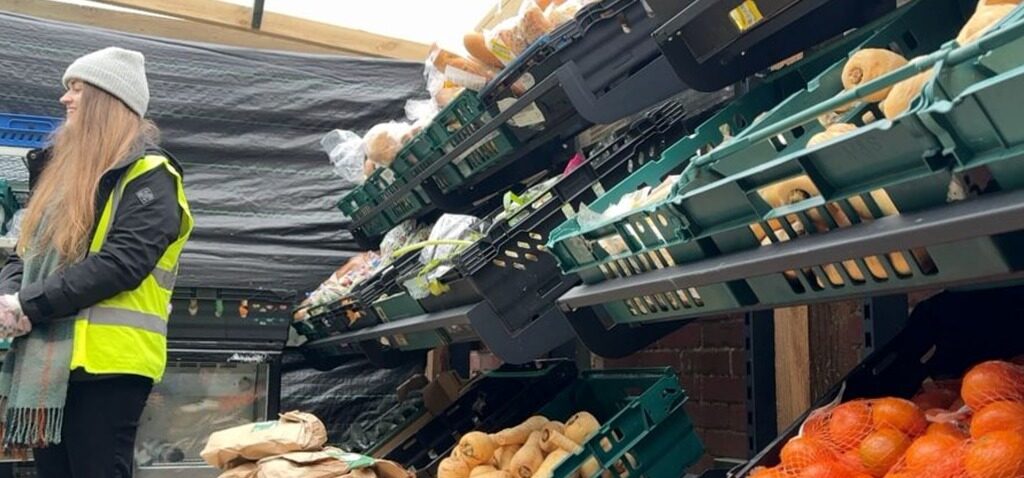 ouvriers - Des ouvriers d'usine payés pour aider à la banque alimentaire