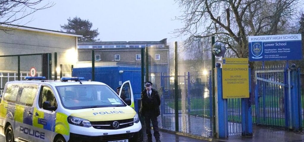 garçon - Un garçon arrêté pour tentative de meurtre après que deux élèves ont été poignardés à l'école
