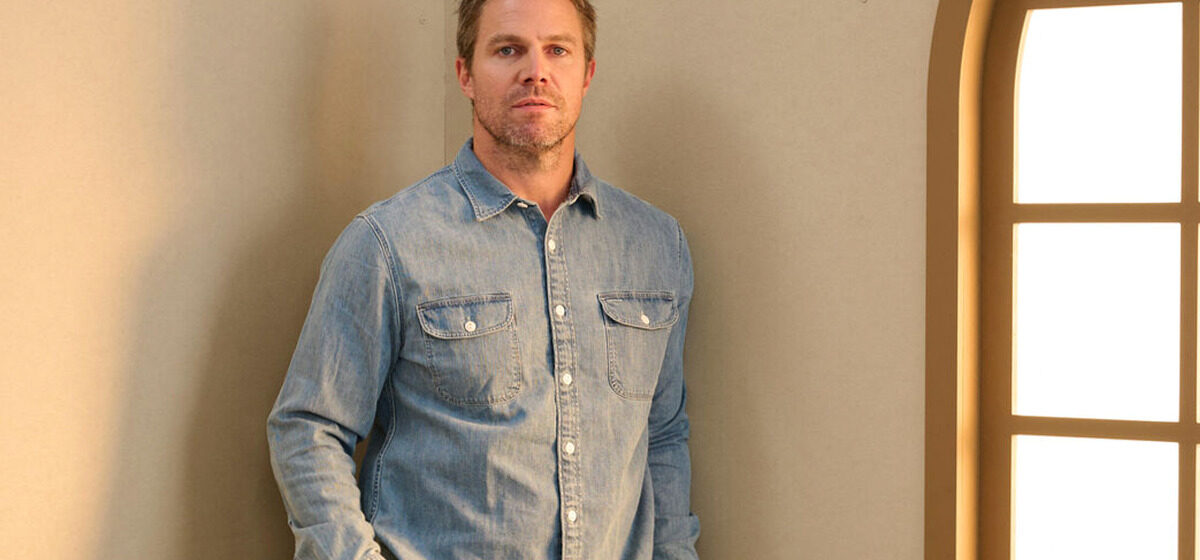 Alerte - Alerte à Malibu : Stephen Amell sera le héros de la nouvelle version de la série des années 1990