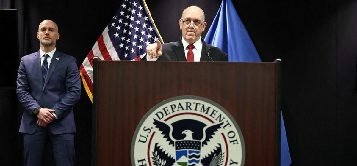 policiers - L’émissaire de Donald Trump à Minneapolis annonce le retrait « immédiat » de 700 policiers de l'immigration