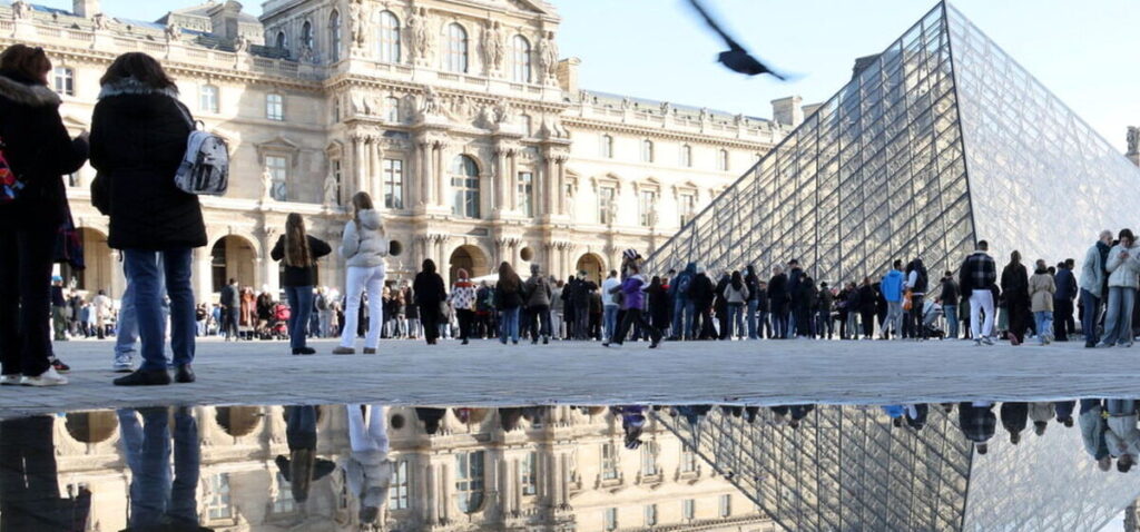Musée - Paris : Plusieurs salles du Musée du Louvre fermées suite à une fuite d'eau, un plafond du XIXe siècle endommagé