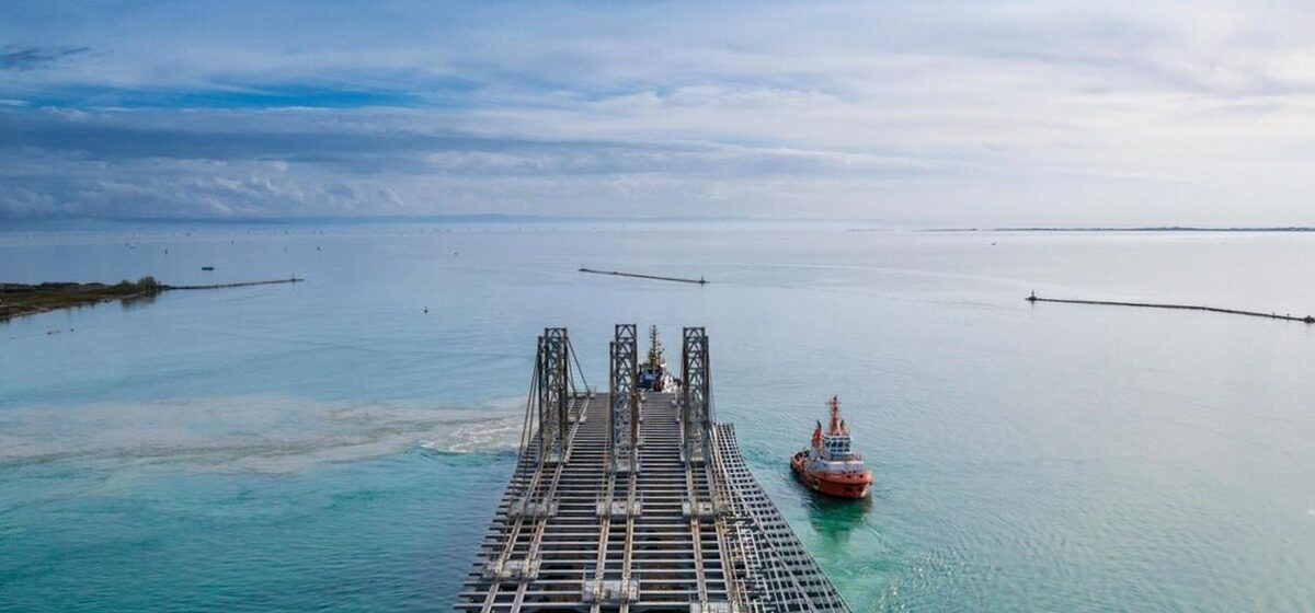 pont - Bloqué en Espagne et très attendu à Nantes, le pont Anne-de-Bretagne sera finalement transporté sur un navire semi-submersible