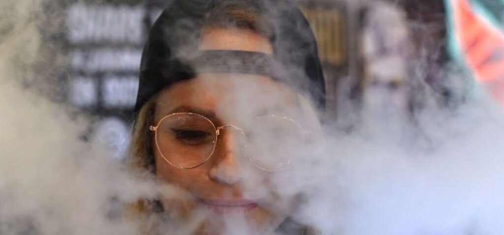 vapotage - Le vapotage dans les voitures avec des enfants pourrait être interdit selon de nouveaux projets.