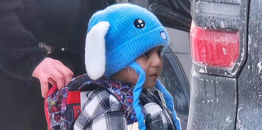 garçon - Un juge ordonne aux États-Unis de libérer un garçon de 5 ans, son père détenu par l'ICE au Minnesota