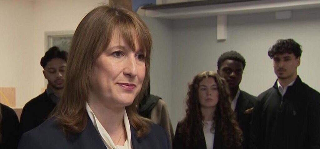 actions - Reeves déclare qu'il reste encore des actions à entreprendre après une croissance du PIB lente