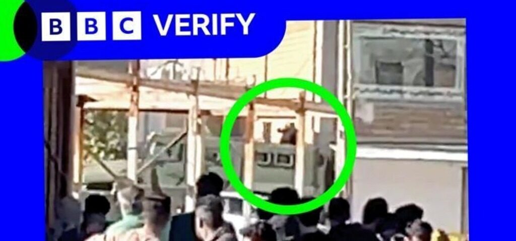 sécurité - Un responsable de la sécurité iranienne semble tirer sur la foule au cimetière