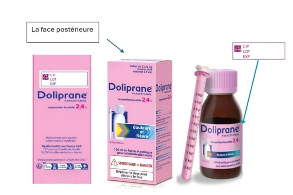 Boîtes et flacons de Doliprane enfant alignés sur une étagère de pharmacie, étiquettes visibles