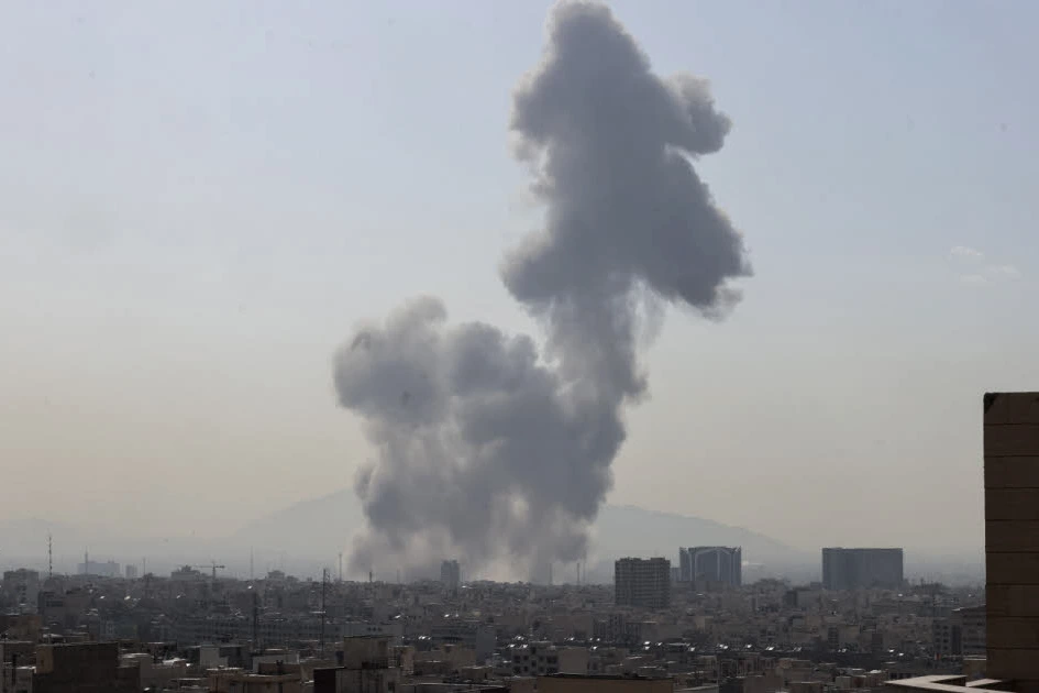 Drapeaux de Paris, Berlin et Londres devant un bâtiment officiel, en réaction aux frappes en Iran