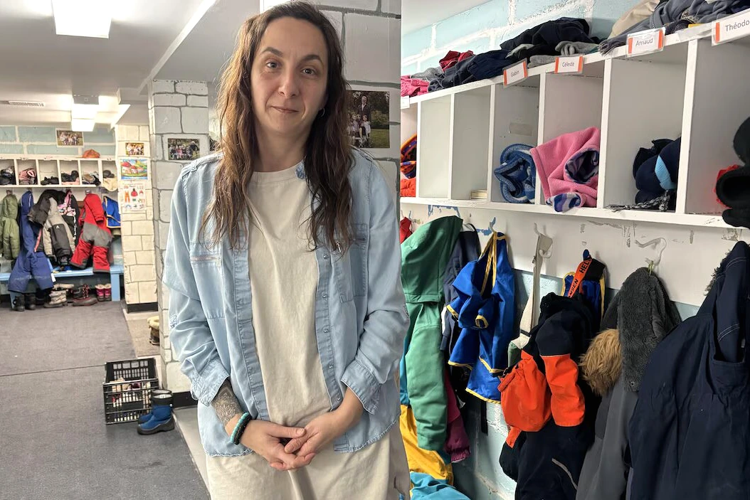 Éducatrices à la petite enfance devant un centre de garde, en attente après la fin du PEQ