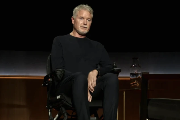 Eric Dane avec ses deux filles, posant ensemble en extérieur, souriants devant un décor urbain
