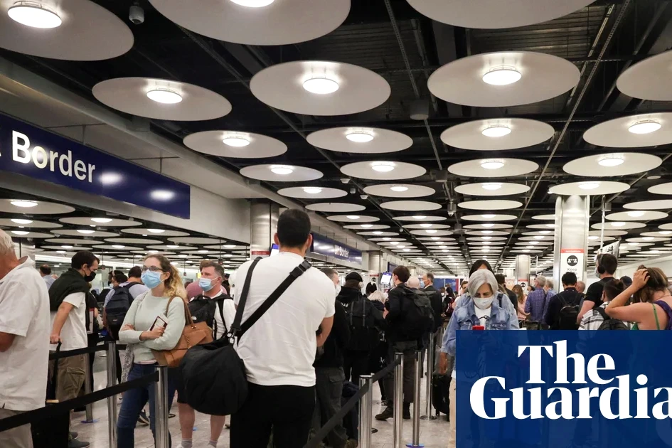 Façade du Home Office britannique à Londres, avec le panneau officiel et des passants devant l’entrée