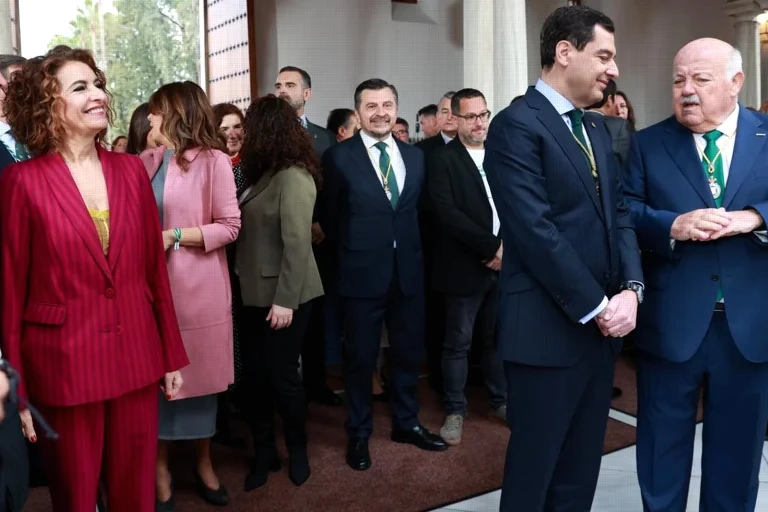 Façade du Parlement d’Andalousie avec drapeaux, accueillant le Plénum institutionnel du 28F