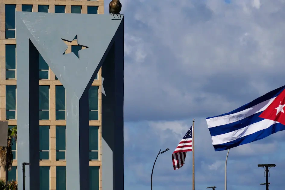 Garde-côtes cubains patrouillant en mer près d’un bateau américain, silhouettes visibles sur le pont
