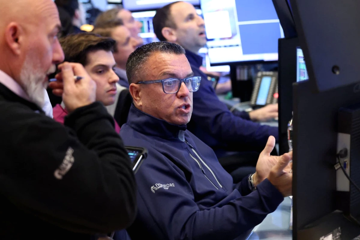Graphique boursier en baisse avec le Dow Jones chutant de 600 points sur écran de trading