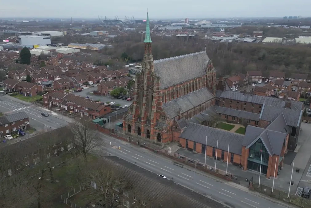 Gros plan sur le palais de Westminster à Londres, illustrant la leçon Gorton-Denton pour la démocratie britannique