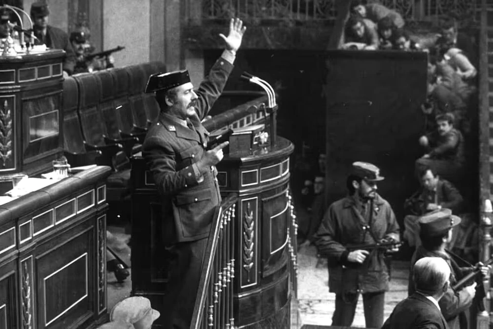 Isaías Lafuente en gros plan, parlant au micro lors d’une interview, fond neutre en arrière-plan.