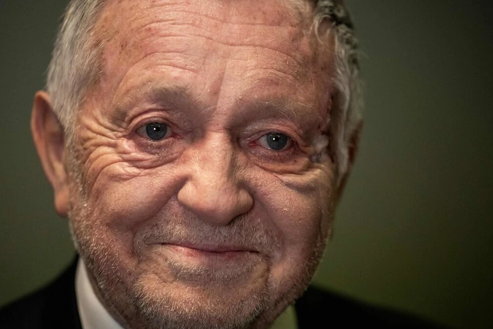 Jean-Michel Aulas au pupitre lors d’un débat municipal à Lyon, face à des élus assis dans la salle