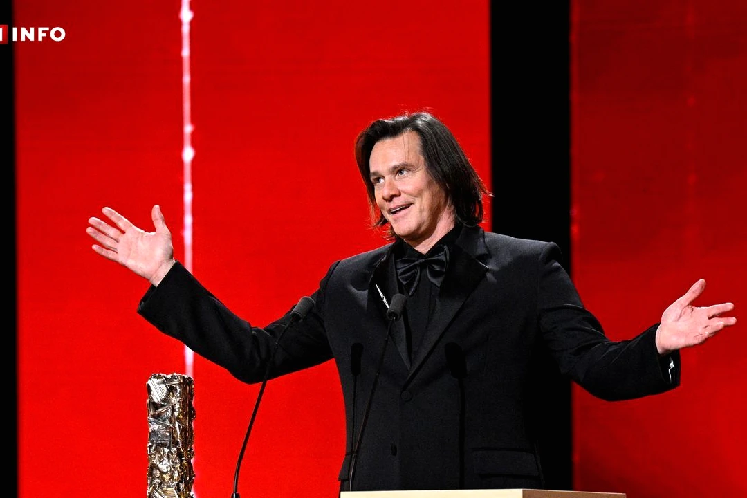 Lavernh sur le tapis rouge des César 2026, entrant sous les flashs, entouré de photographes et fans