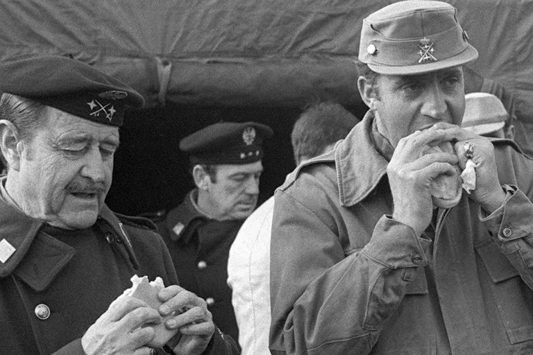 Le roi d’Espagne à Milans del Bosch le 23-F, en uniforme, parlant devant des micros et drapeaux espagnols